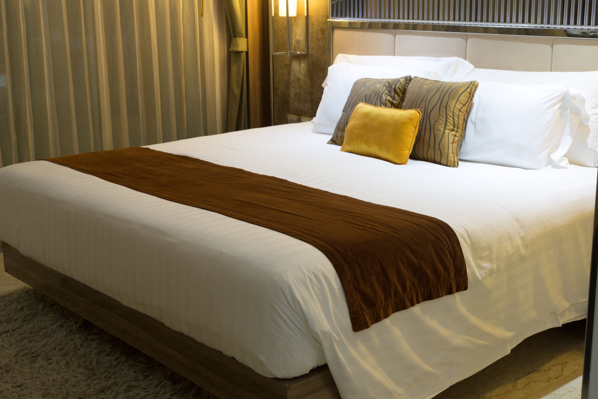Фото на кровати в отеле
